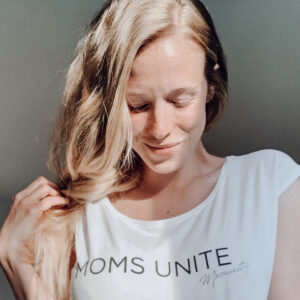Annika Christina Kremer im Moms Unite Shirt von Momunity