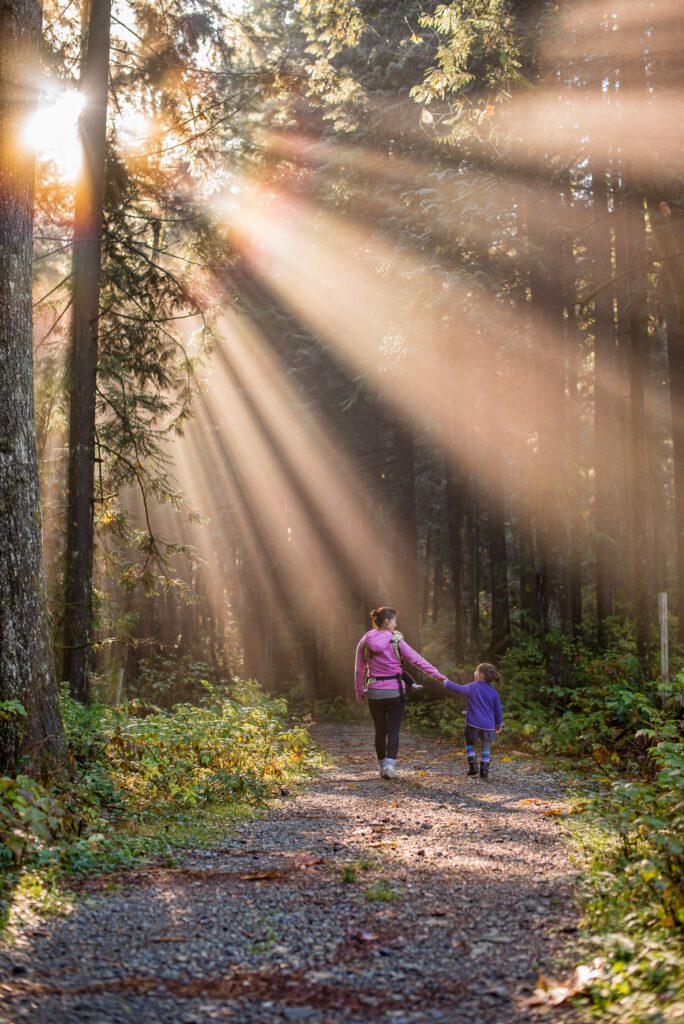 Mutter und Kind machen einen Waldspaziergang