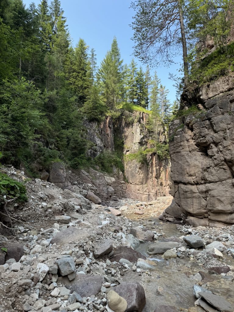 Blick in die Bletterbachschlucht an einem sonnigen Tag mit Felsen und Gestein