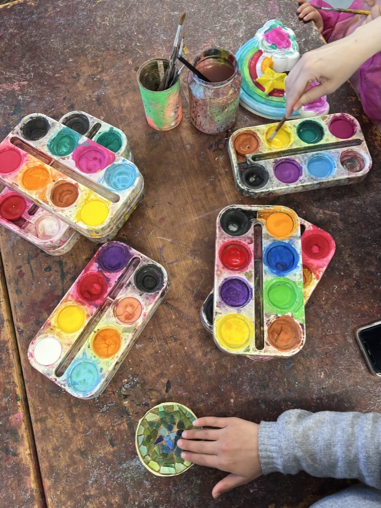 Kinder malen mit Wasserfarben