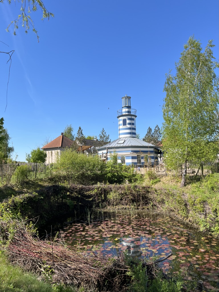 See mit Gebäude im Hintergrund