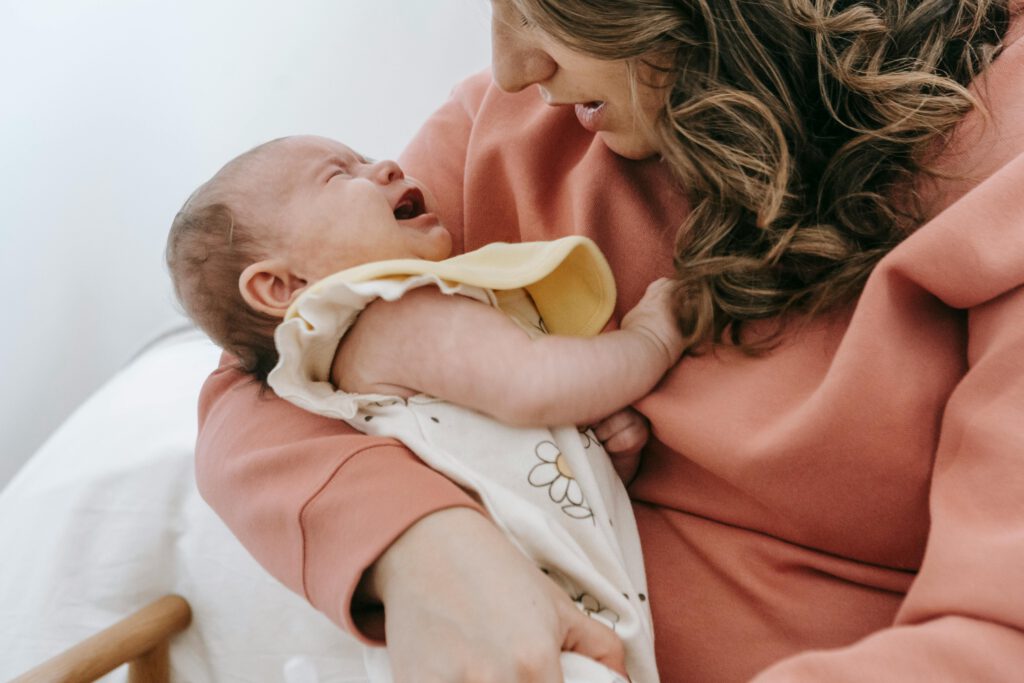 Mutter mit schreiendem Baby auf dem arm