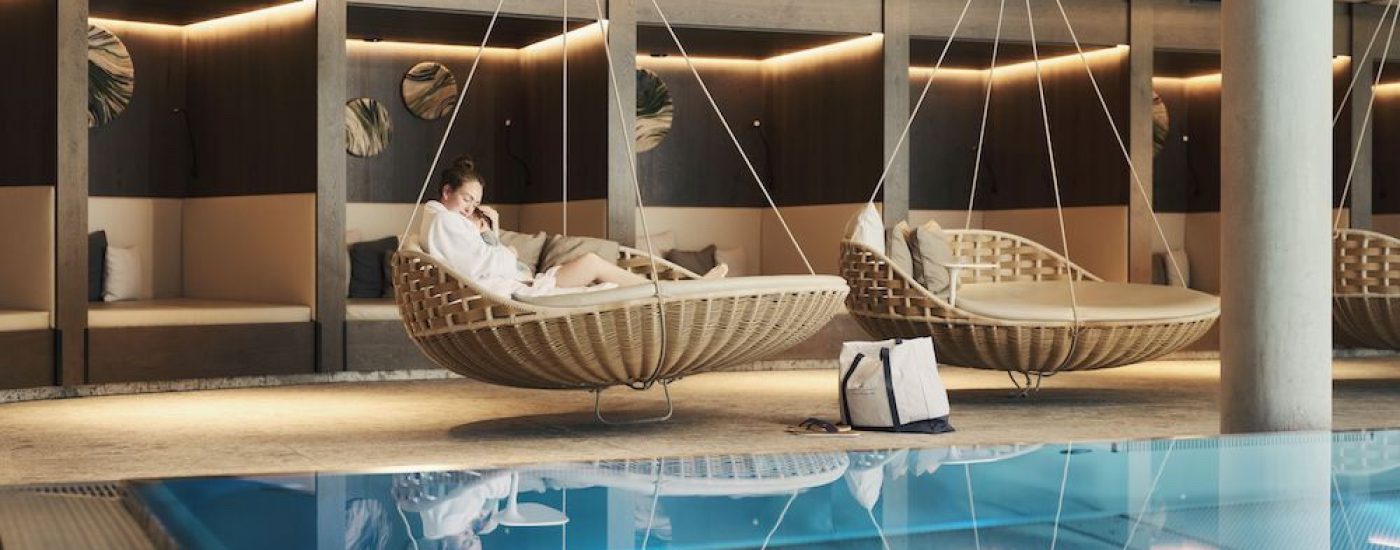 (c) Robert Eder / Familux Resort Frau mit Baby entspannen am Pool