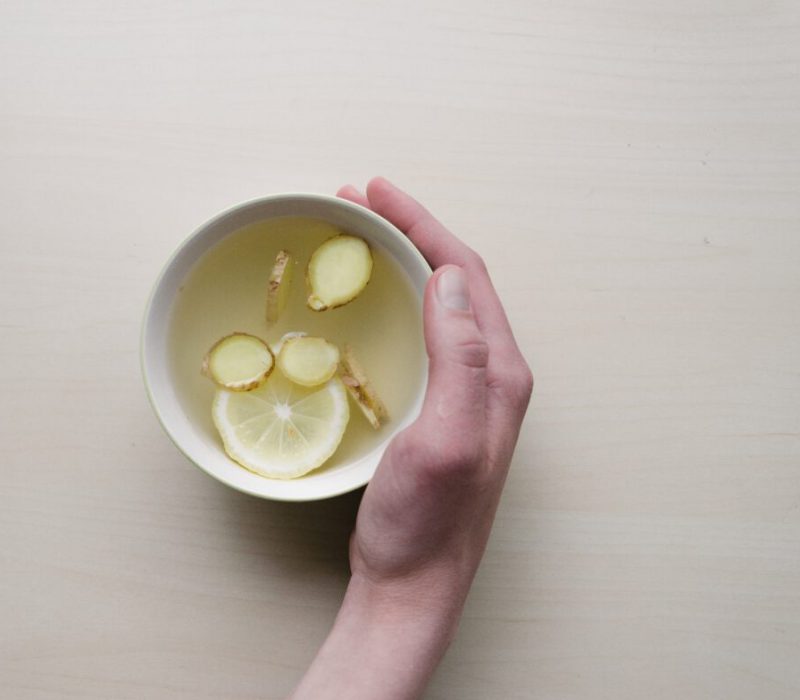 Tasse mit Zitronen- und Ingwerwasser