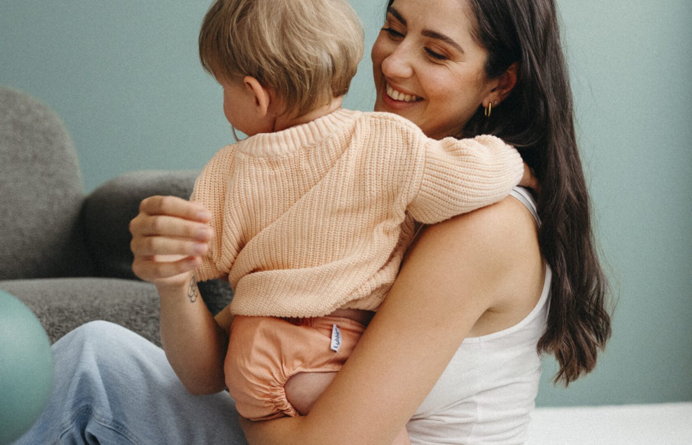 Lybbie_2025_07-170 Mutter mit Baby und Stoffwindel