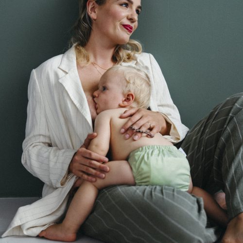 Lybbie_2025_07-271 Frau stillt Baby auf dem Schoß