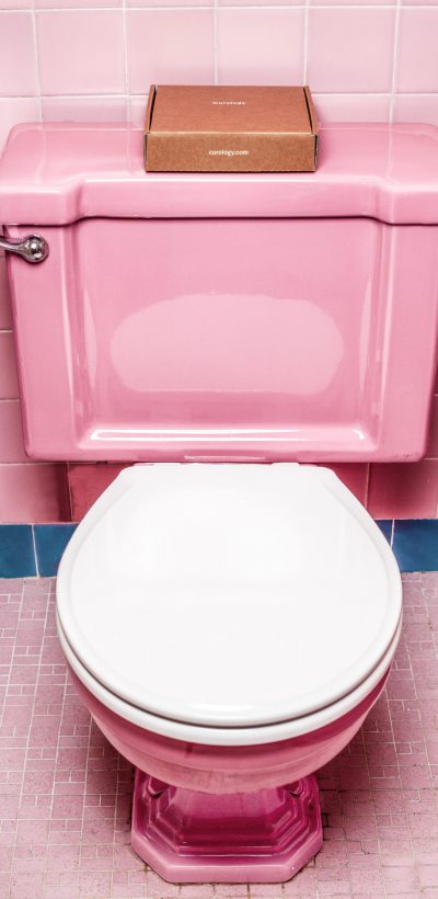 Pinkes Badezimmer mit pinker Toilette