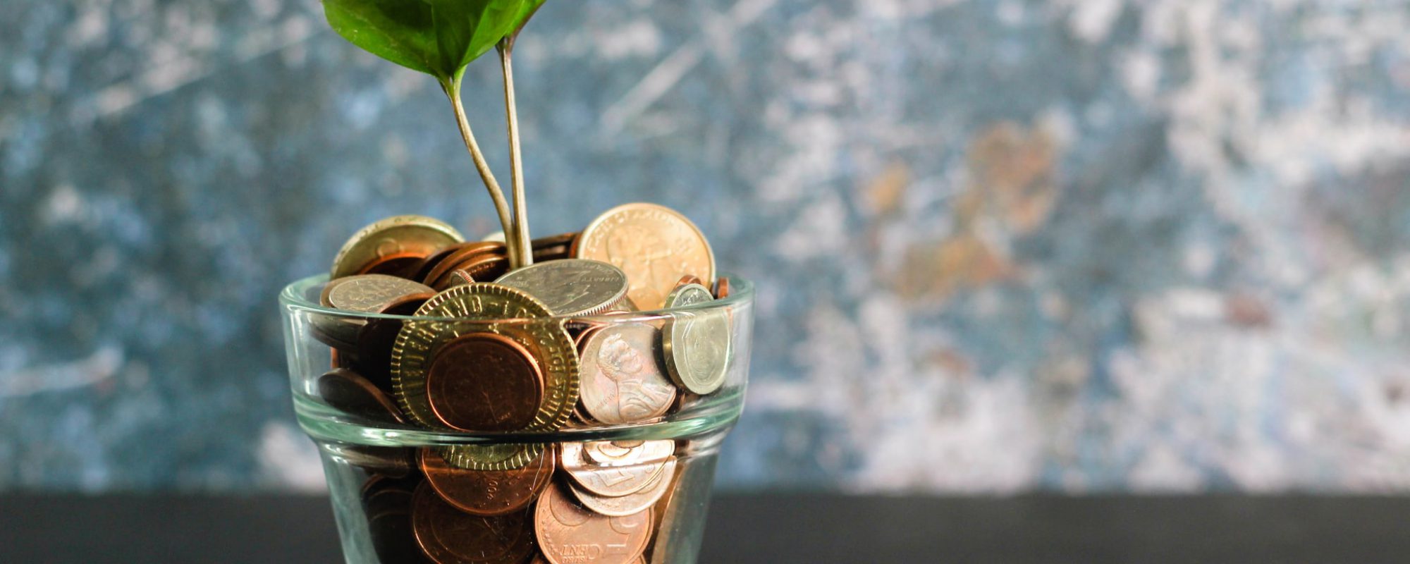finanzielle-unterstuetzung-alleinerziehende Glas mit Kleingeld