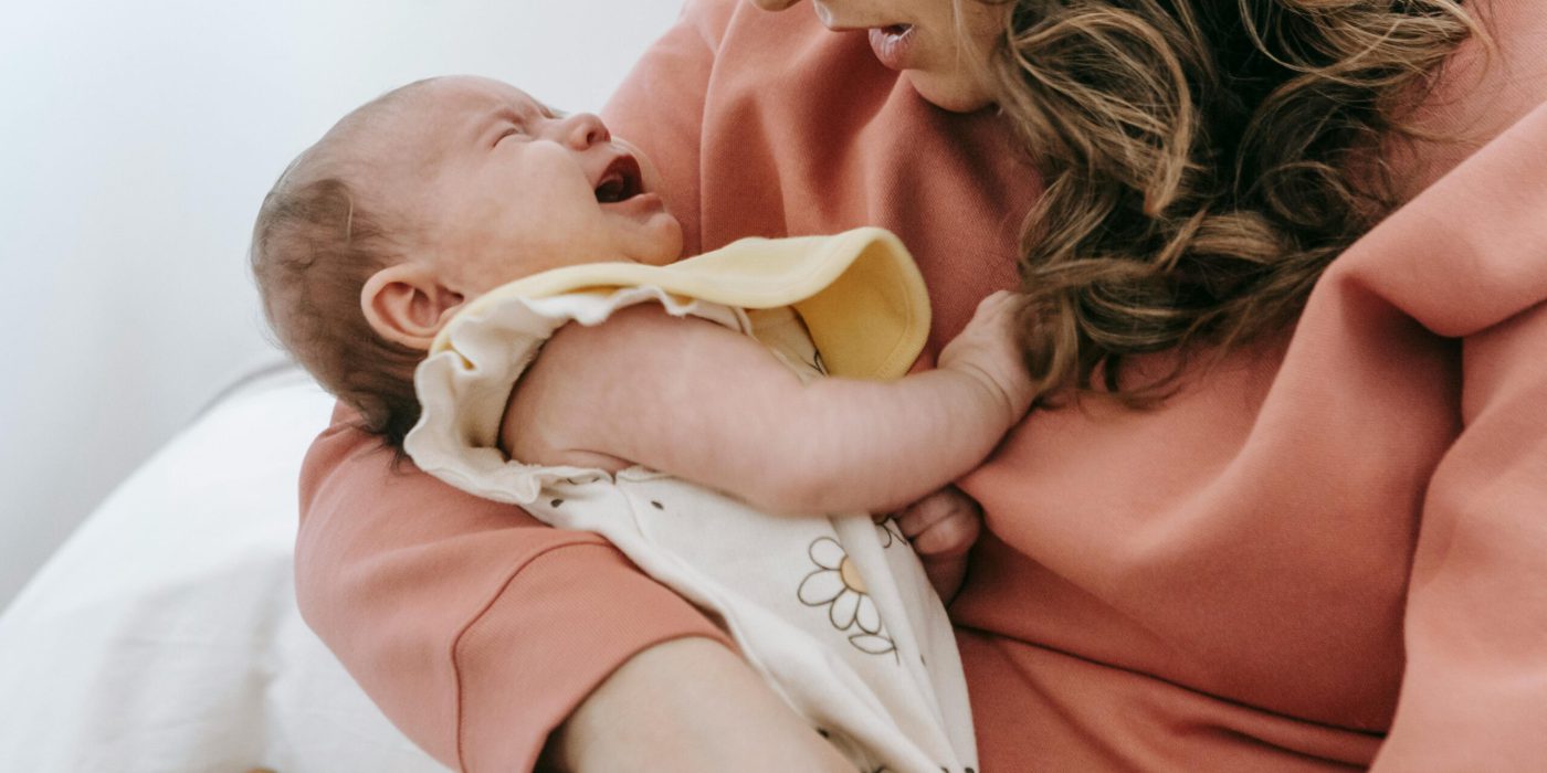 Mutter mit schreiendem Baby auf dem arm