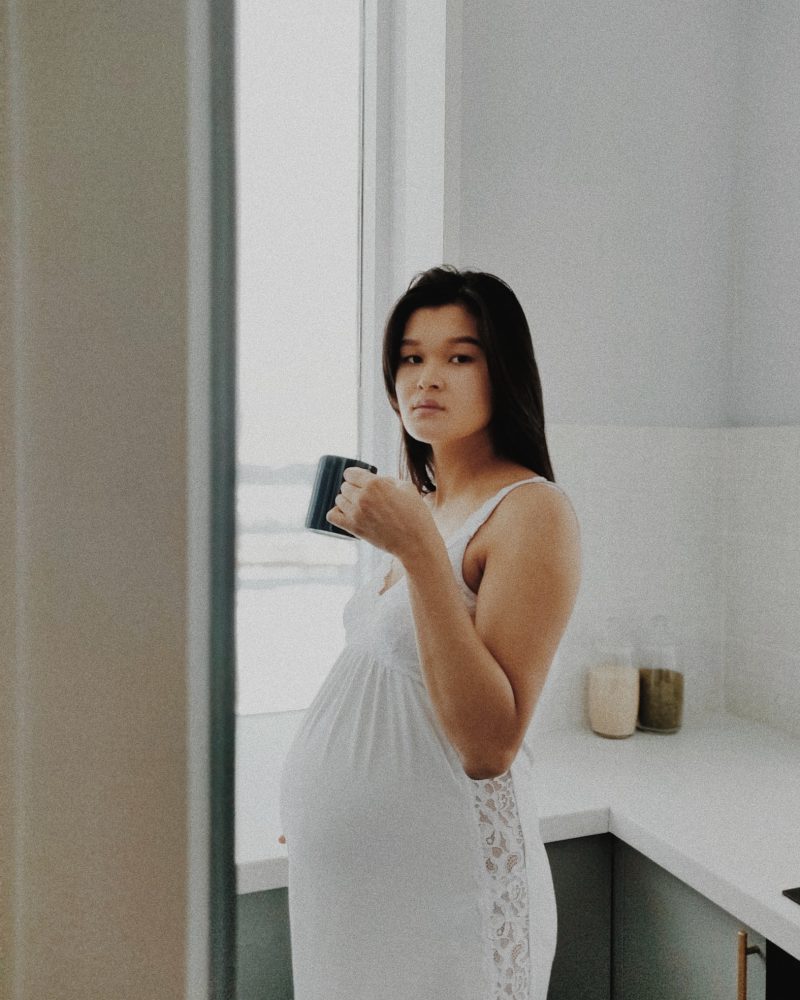 Schwangere Frau trinkt eine Tasse Tee