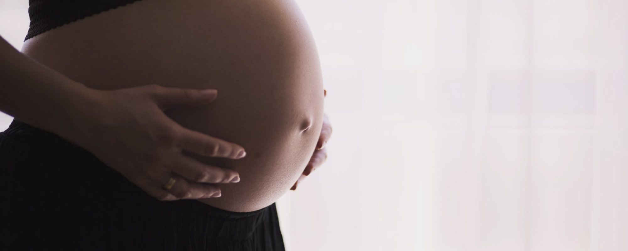 schwangerschaft Frau mit großem Babybauch