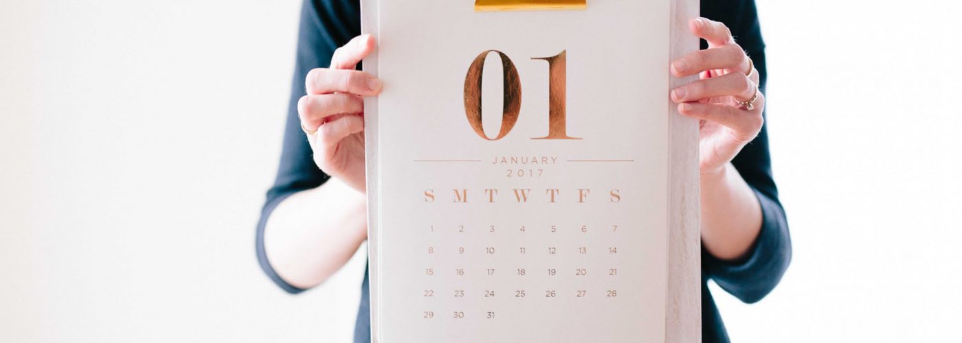 schwangerschaftskalender Frau hält Kalender in beiden Händen